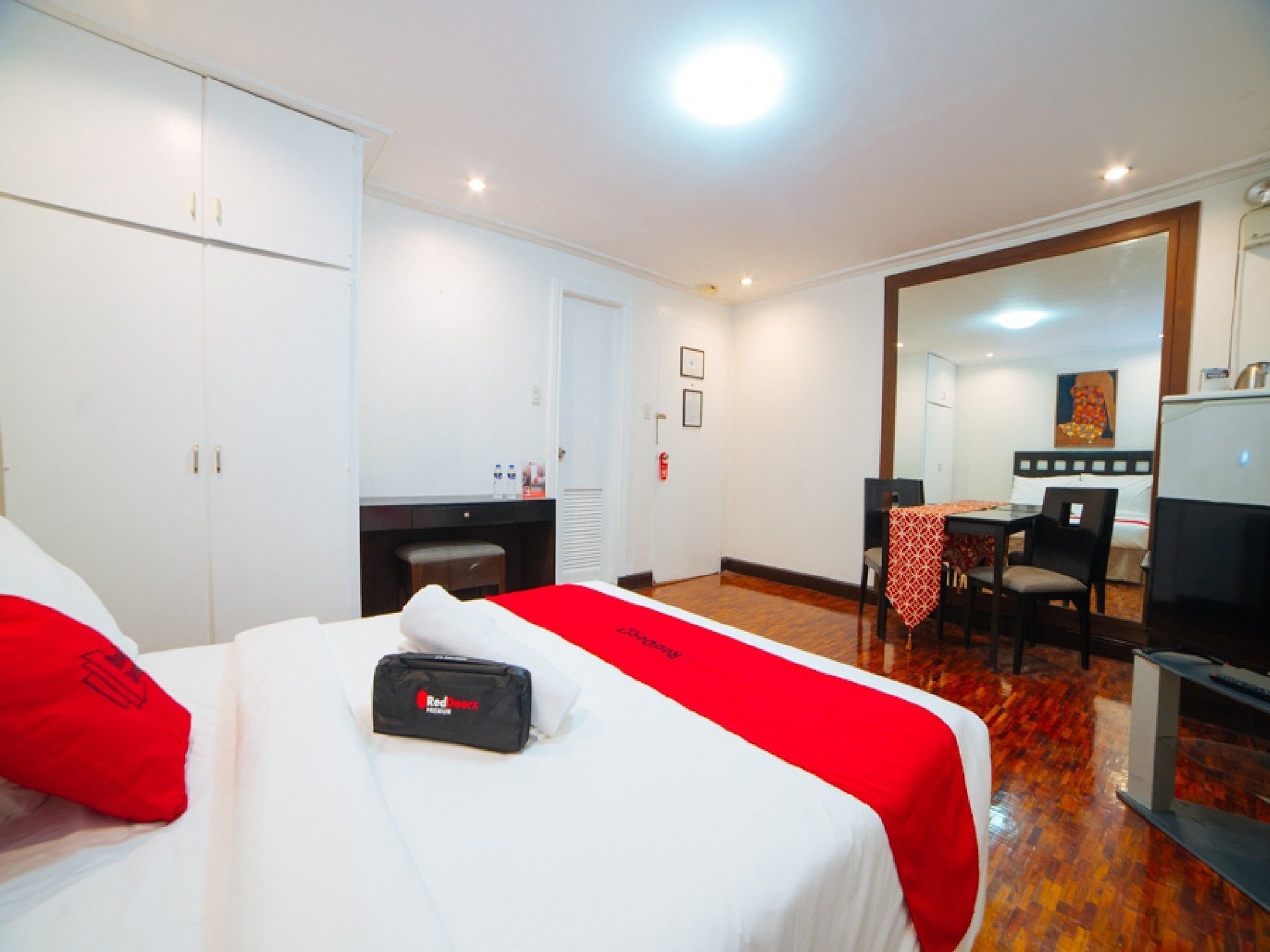 Reddoorz Premium Near Greenbelt Makati - Vaccinated Staff Makati City Exterior foto
